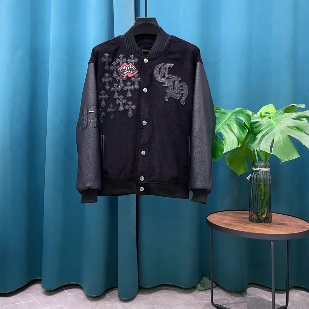 🅿️440 CH➡️Cro Xin 2024ss runway style baseball jacket. I ordered the original model and it took a month to finally ship. I love it so much. The upper body is really cool. A Douyin blogger said that this year's new jacket will become a future trend. If you look through street photos, you will find that celebrities regard it as a collectible jacket, a must-have item for men and women who want light luxury for commuting. Developing the highest version on the entire network, it took 1 month to customize and the cost was extremely high. The German imported flat-machine made custom-woven wool jacquard threads, using the first layer of imported lambskin. The pleated texture is unparalleled. It is hand-cut and meticulously crafted. The stitching position is very technical. Whether the whole garment is good or not depends on this position. Top-notch workmanship and details can stand the test. A full set of customized accessories, the letters are clear and perfectly restored without any difference. High-end atmosphere and full grade! The entire dress is exclusively customized with heavy craftsmanship. The towel patch embroidery is perfectly combined with craft embroidery and precise stitching! Absolute craftsmanship quality!